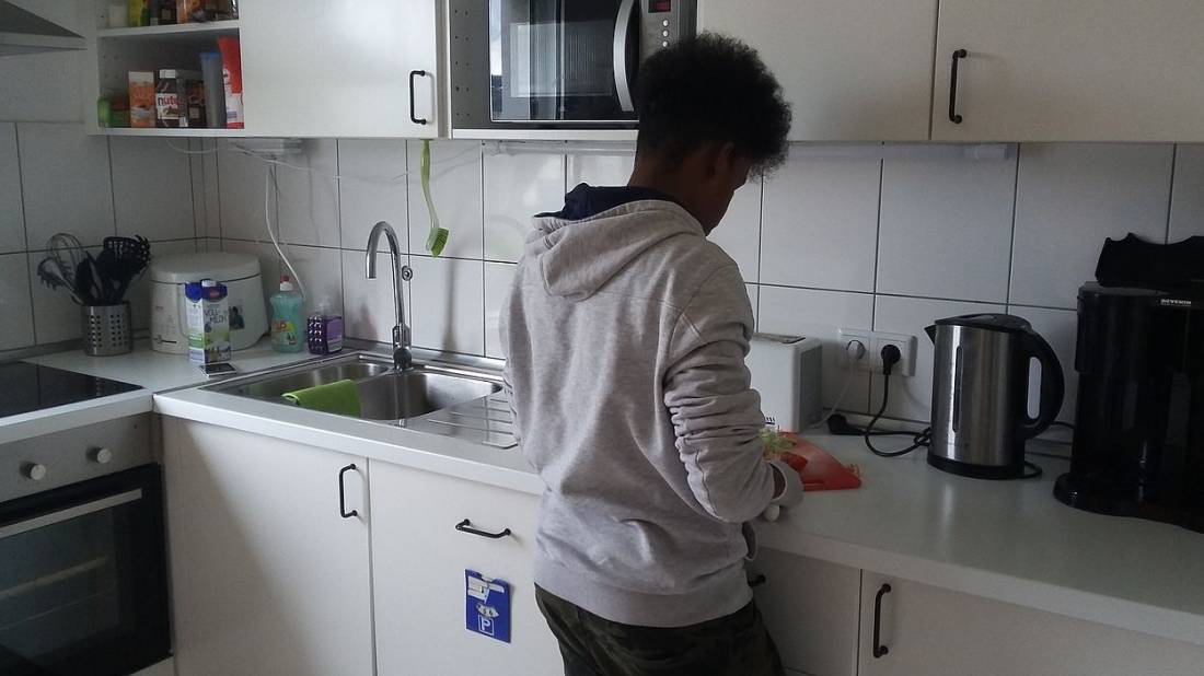 Ein Jugendlicher beim Kochamt