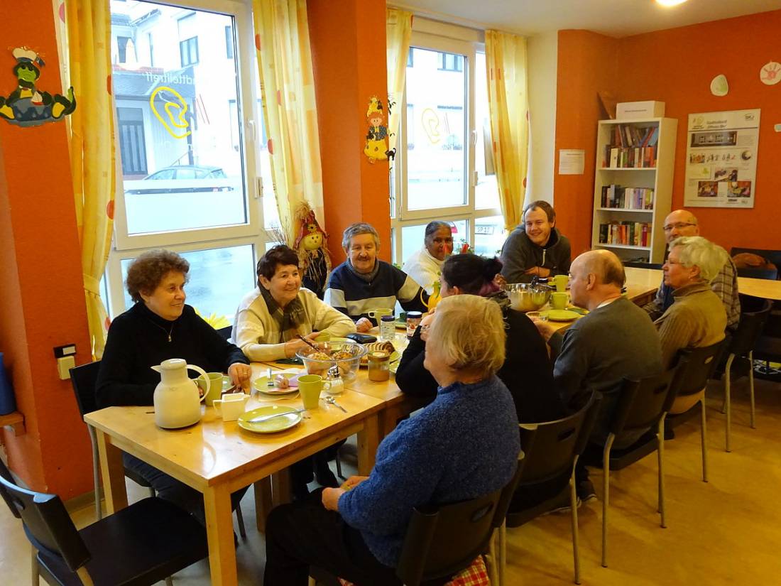 Jeden Mittwoch morgen versammeln sich die Senioren, um sich bei leckerem Frühstück und gemütlicher Atmosphäre auszutauschen